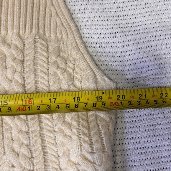 Woolrich Women’s Size Medium Wool Blend Vest Ivory Cable Knit Fisherman Outdoor - Picture 10 of 12